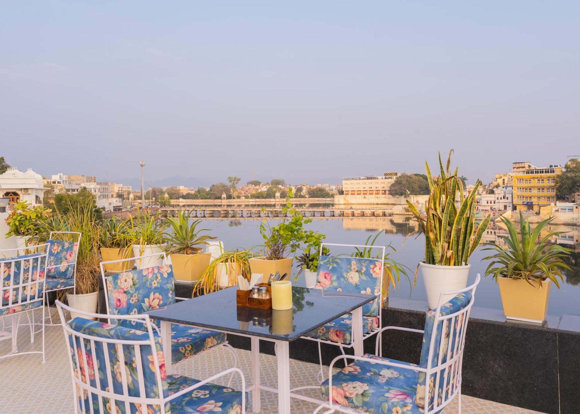 Natural Lake View Hotel 烏代浦 外观 照片