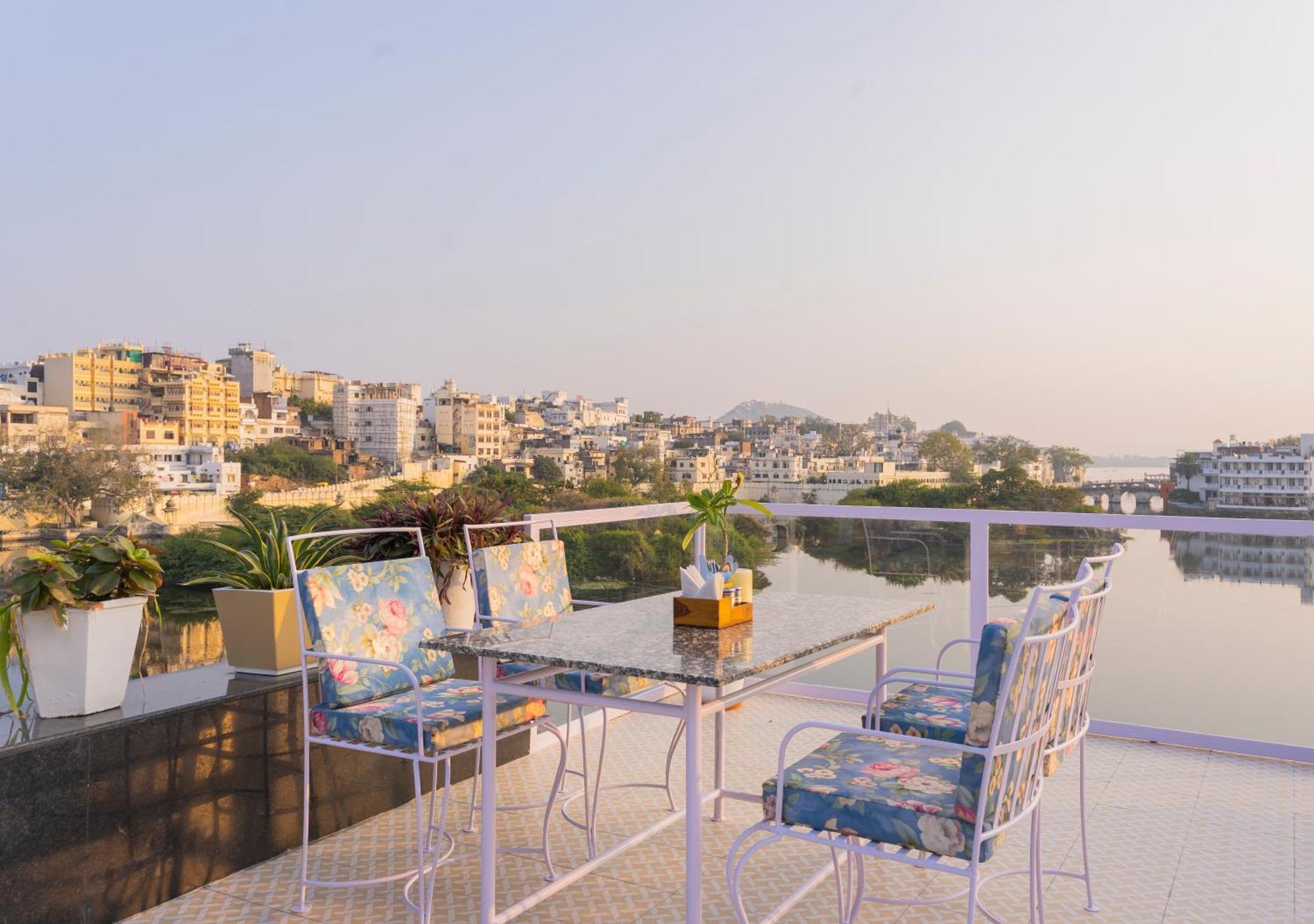 Natural Lake View Hotel 烏代浦 外观 照片