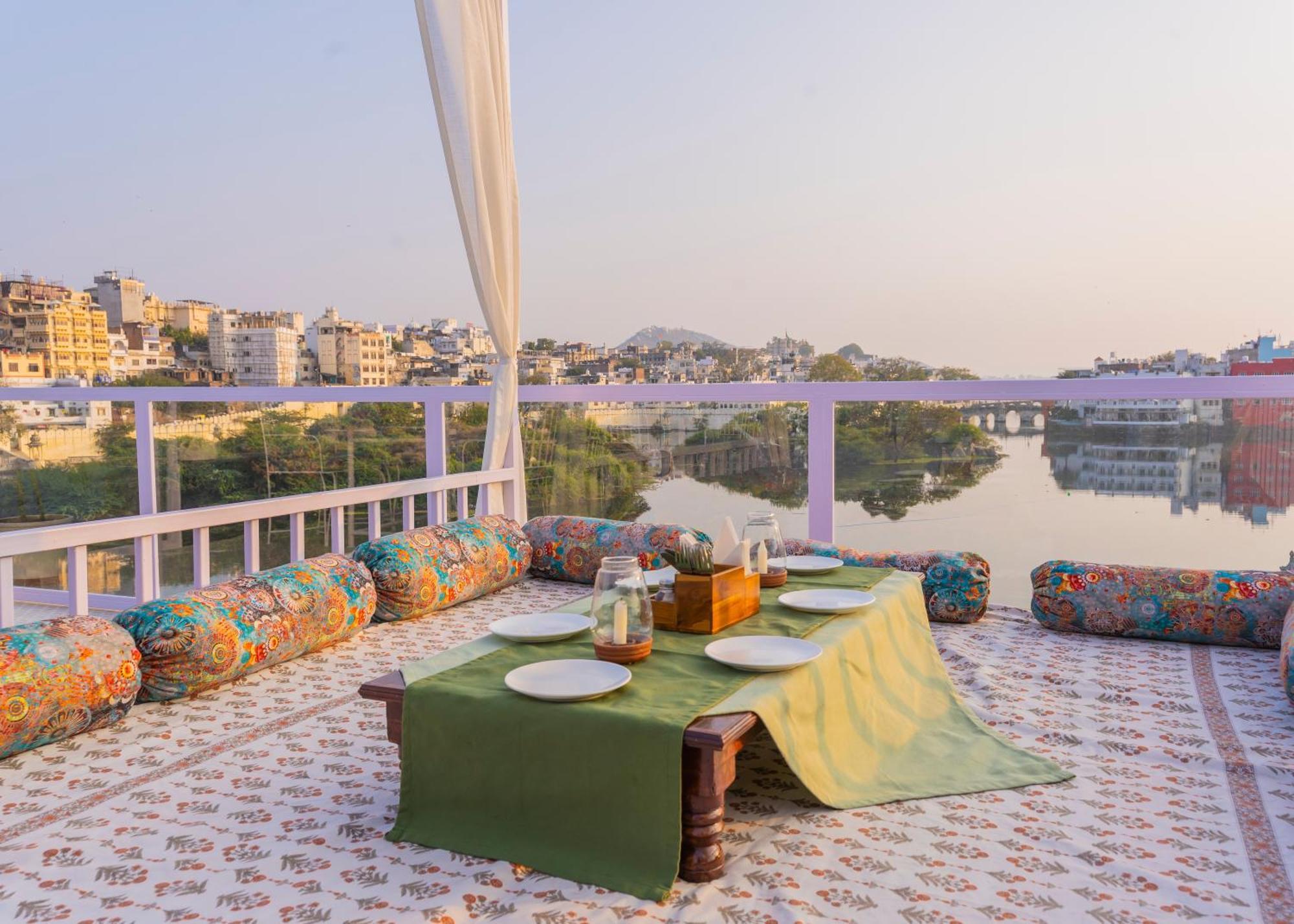 Natural Lake View Hotel 烏代浦 外观 照片