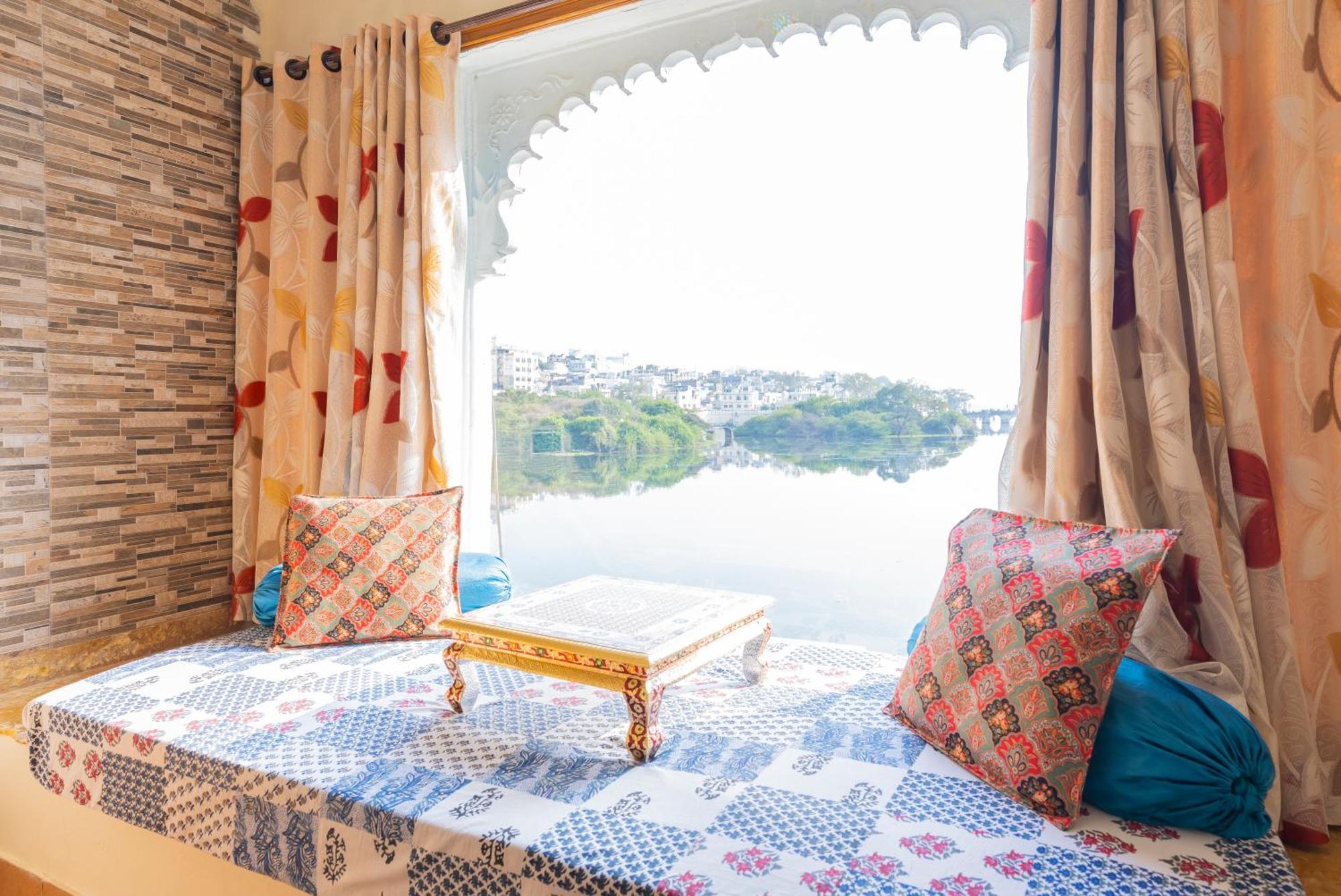 Natural Lake View Hotel 烏代浦 外观 照片