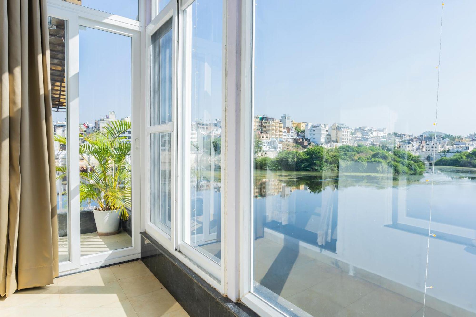 Natural Lake View Hotel 烏代浦 外观 照片